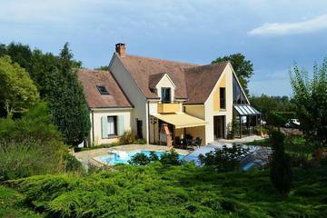 Gîte pour 10 personnes, avec balcon ainsi que jardin et sauna à Fresnay-sur-Sarthe