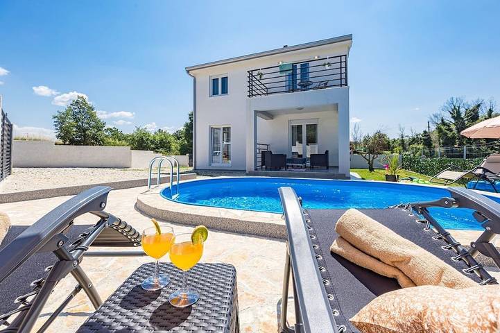 Ferienhaus für 8 Personen, mit Balkon und Garten sowie Pool