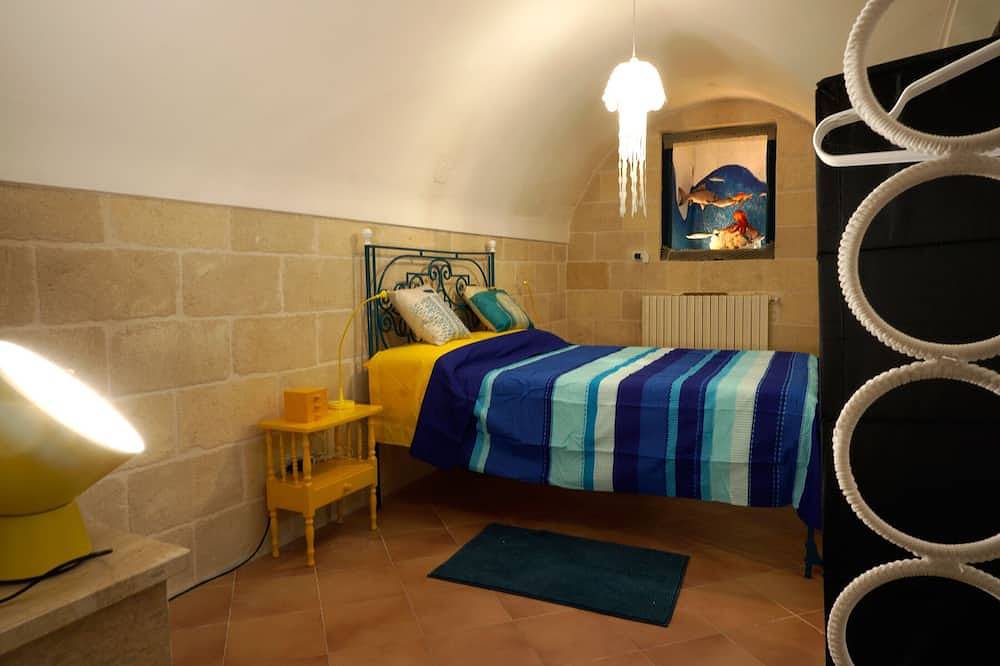Apartamento entero, Apartamento entero | Wifi gratis | Mobiliario de estilo marinero. in Carbonara di Bari, Bari
