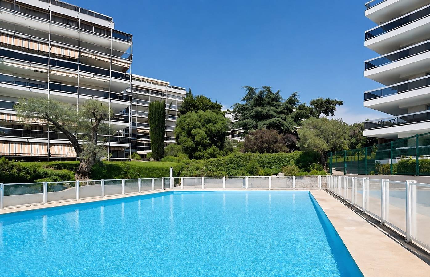 Appartement entier, Tanit taormina 3P : proche mer, piscine partagée, garage et climatisation inclus in Antibes, Côte méditerranéenne (France)