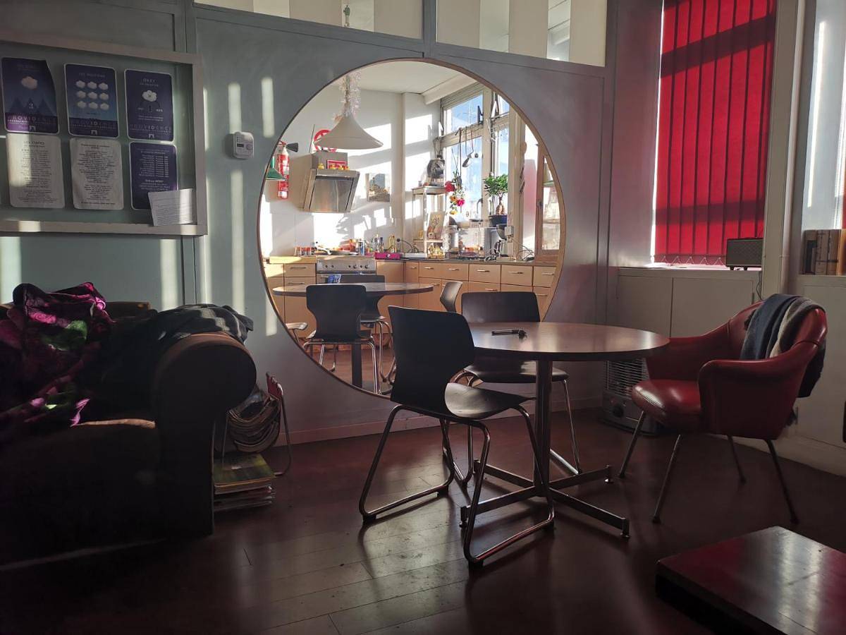 Appartement de vacances entier, Adventure Alternative - Guest House - Arts-Factory-Experience - For artists, makers and open minds - Attention, we are not a hotel and are not adapted for everybody - Read host warnings before reservation - Providence,Be asbl in Charleroi, Hainaut