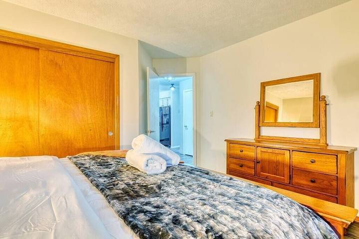 Vacation house for 10 people, with balcony and hot tub as well as yard, with pets in Pocono Mountains