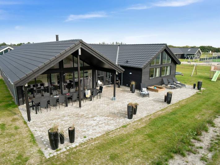 Ferienhaus für 16 Personen, mit Whirlpool und Terrasse sowie Pool und Sauna in Houstrup Strand