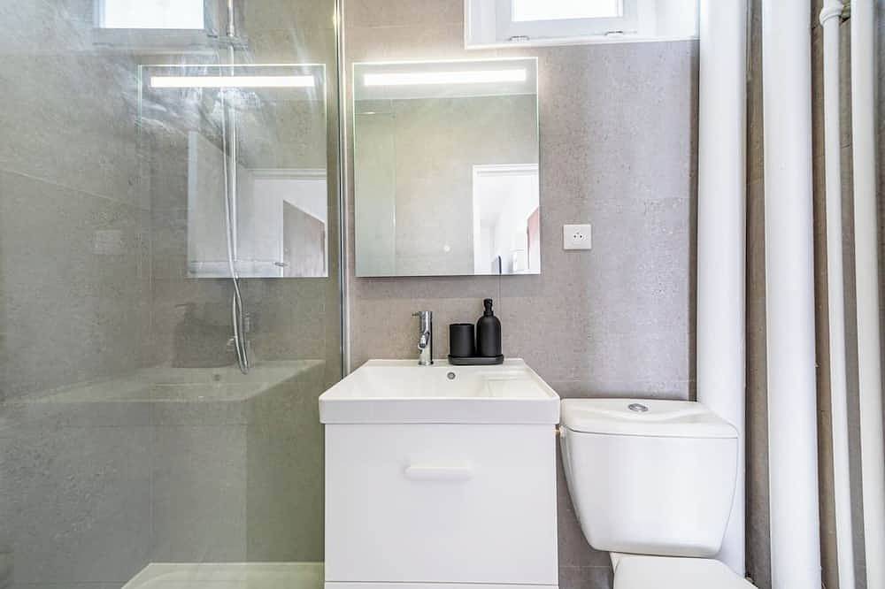 Entire apartment, Spacious and quiet apartment Ville de Puteaux in Issy-les-Moulineaux, Hauts-de-Seine