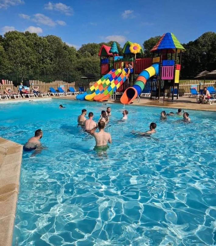 Camping pour 4 personnes, avec piscine ainsi que terrasse et bassin pour enfant