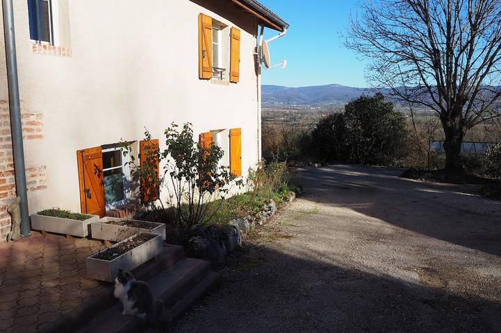Gîte pour 4 personnes, avec terrasse et jardin dans Varambon