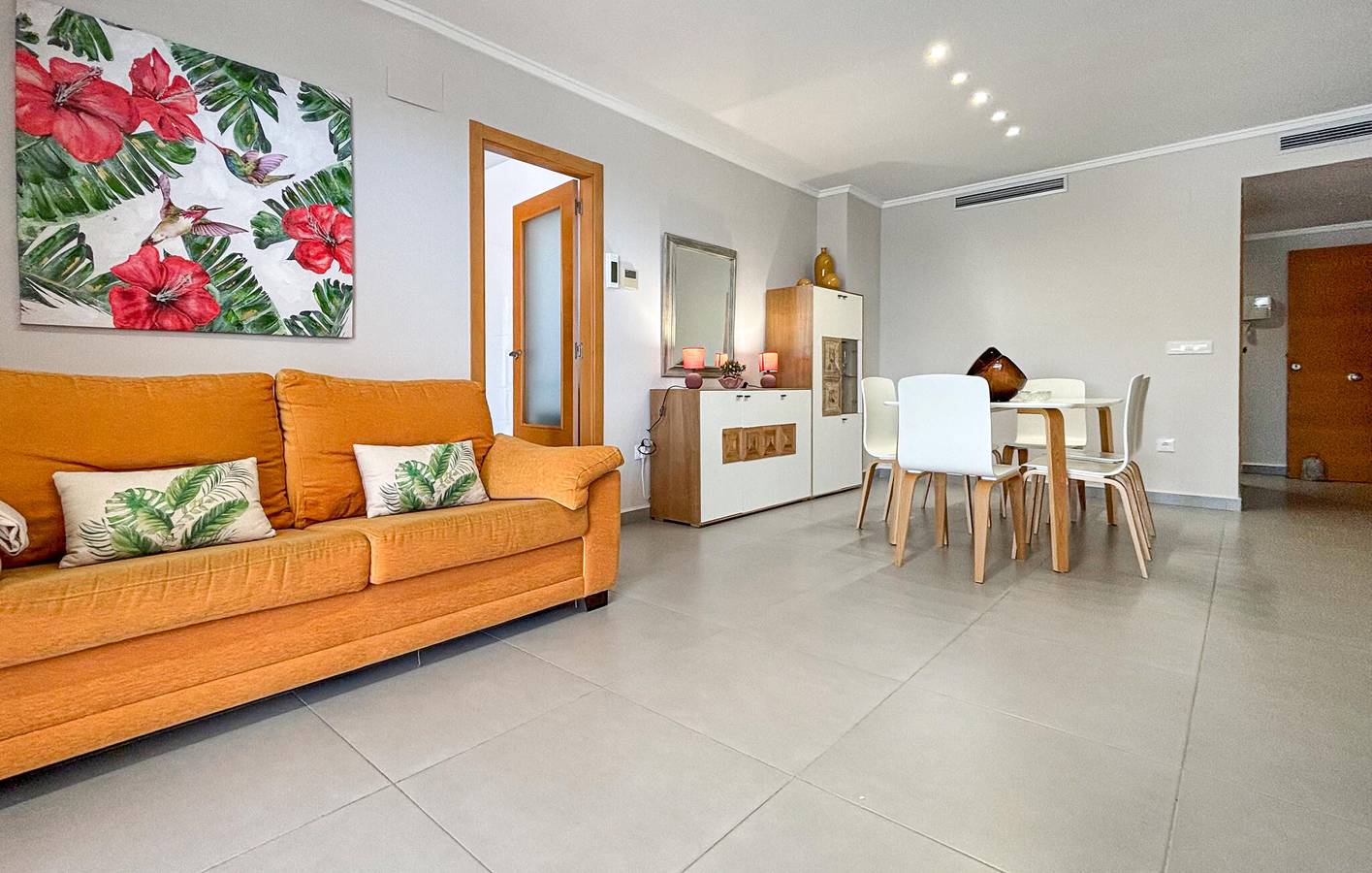 Apartamento vacacional entero, Amplio apartamento con piscina, terraza y aparcamiento cerca de cafeterías y del río in Dénia, Costa Blanca