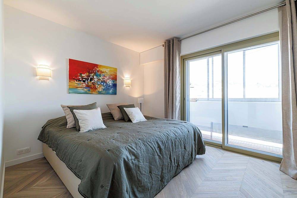 Ganze Wohnung, 2 bedroom with panoramic sea views, beach facing in Golfe-Juan, Vallauris
