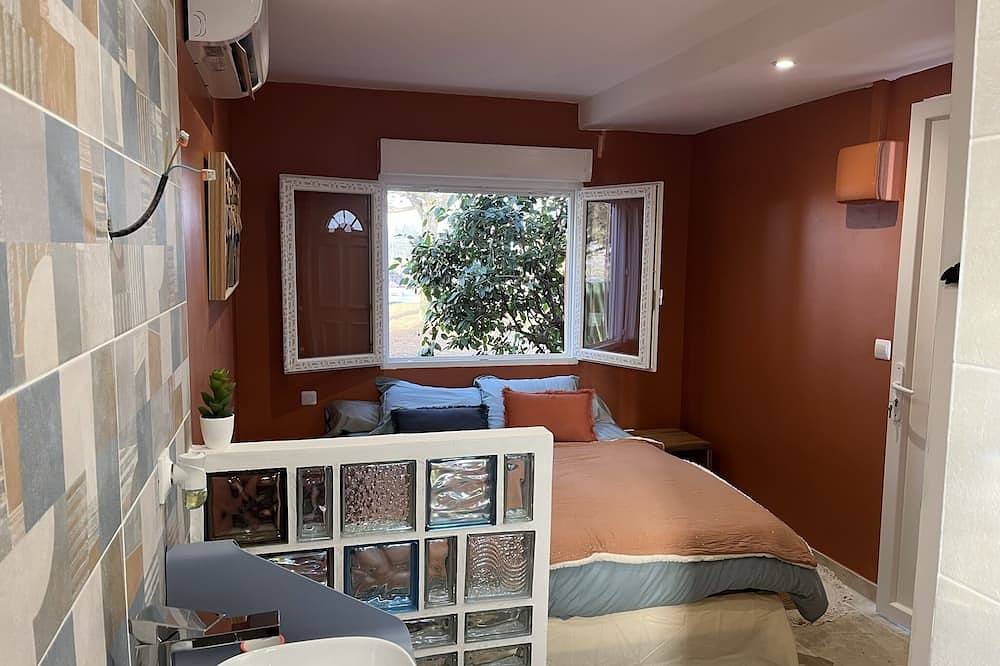 Villa with swimming pool heated from May to October, set in wooded grounds in Fabrègues, Mittelmeerküste (Frankreich)