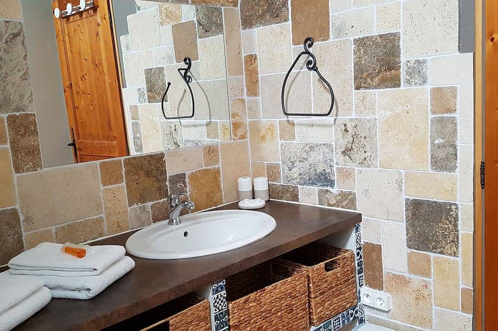 Auténtica casa de pueblo de 150 m² con piscina cerca del centro de la ciudad. in Sablet, Vaucluse