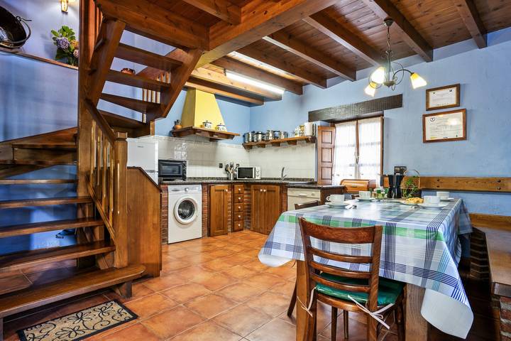 Maison de campagne « Casa Raquel » avec vue sur la montagne, terrasse privée et Wi-Fi in Mestas de Con, Cangas de Onís