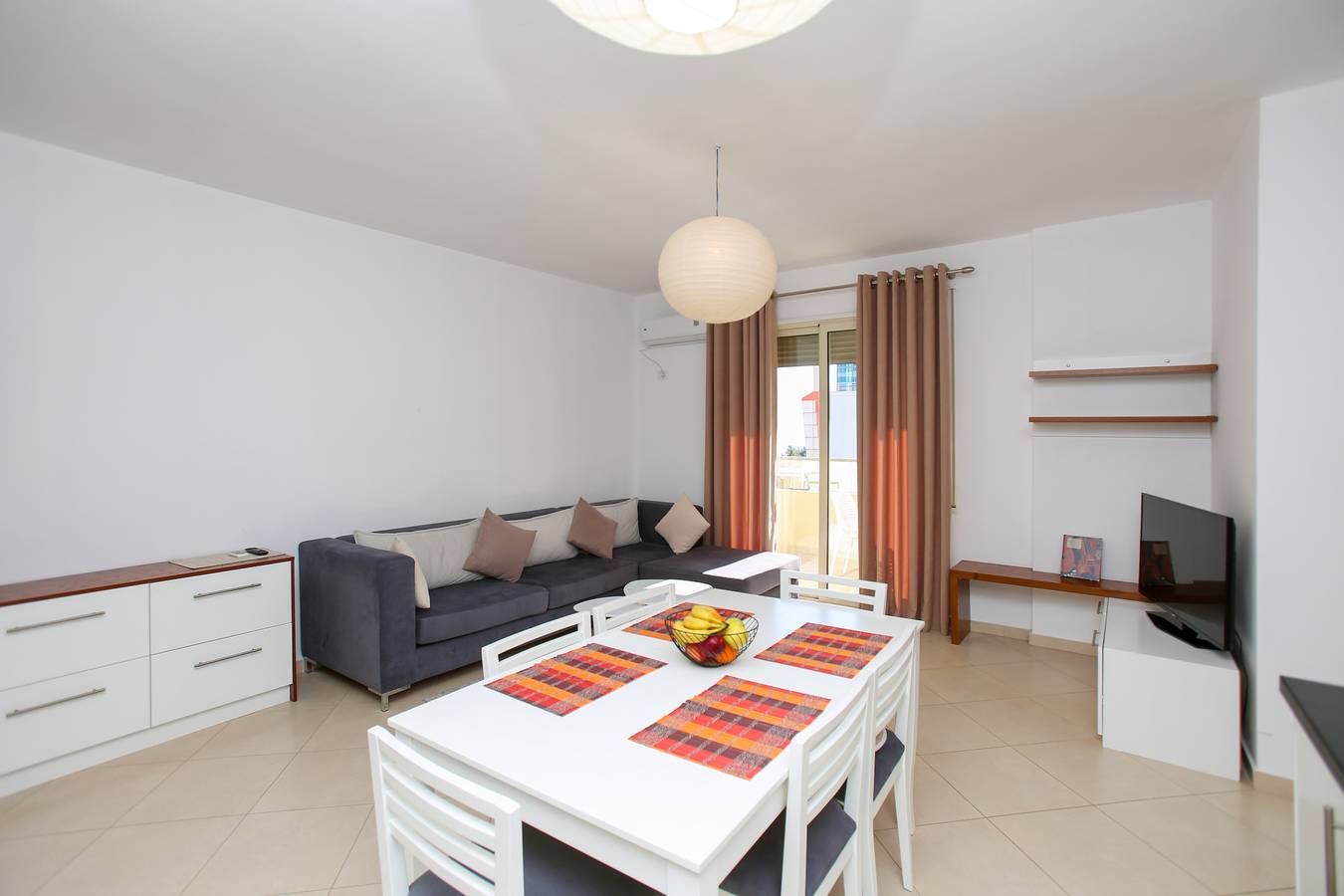 Apartamento entero, Apartamento de vacaciones para 5 personas con balcón in Vlorë (Ciudad), Vlorë