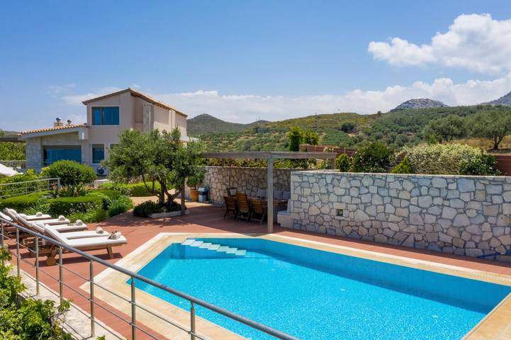 Location de vacances pour 11 personnes, avec Terrasse et Jardin dans Agia Pelagia