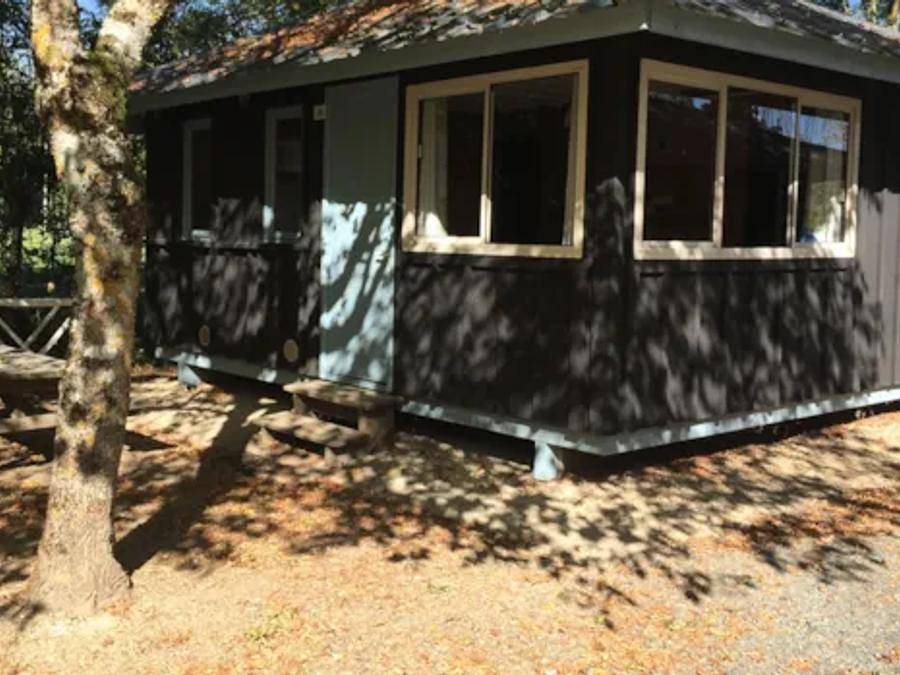 Flower Camping  Les Granges - Chalet 5 persons - Standard 30.25 m² (2 bedrooms) in Luynes, Tours region