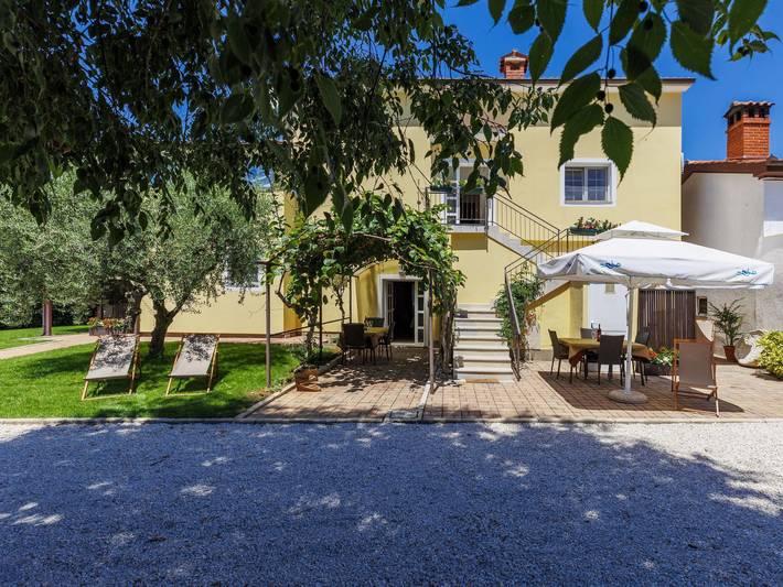 Ferienwohnung für 2 Personen, mit Terrasse und Garten in Poreč