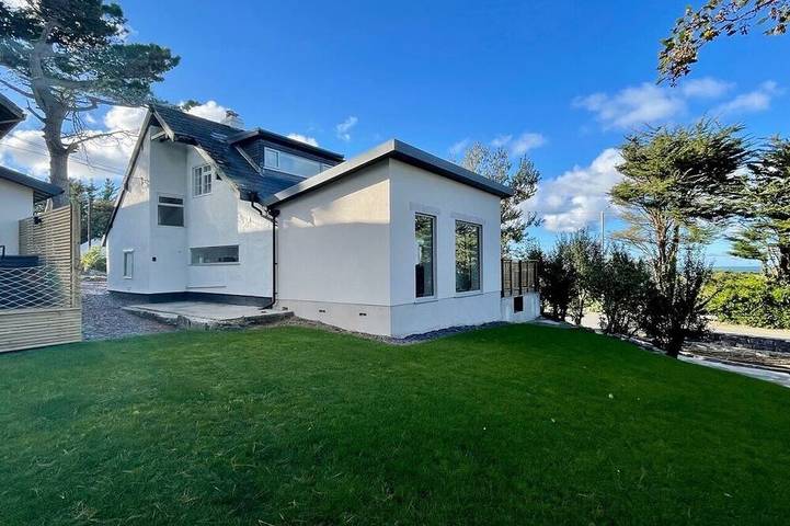 Cottage for 10 people, with Balcony and Hot tub as well as Garden on the Isle of Anglesey