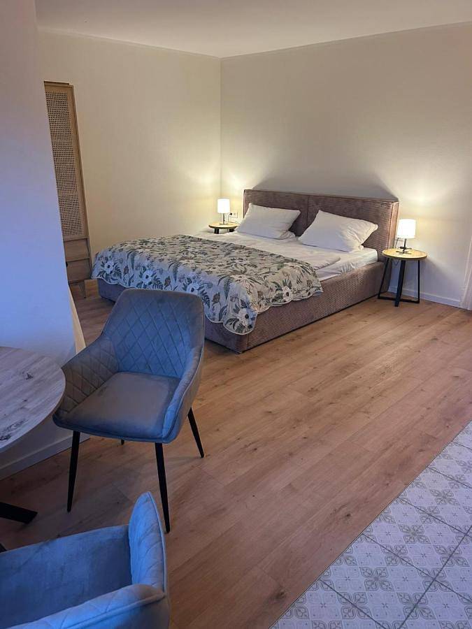Ferienwohnung für 2 Personen, mit Balkon und Terrasse sowie Garten und Ausblick in Villmar
