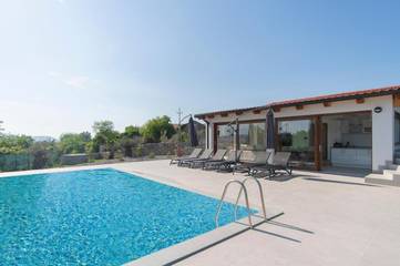 Villa mit pool für 8 Personen, mit Whirlpool und Pool sowie Terrasse und Garten in Slowenien