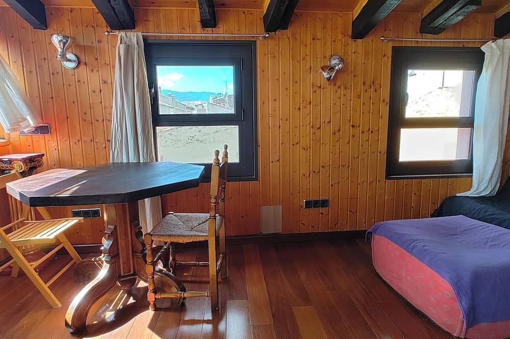 Apartamento entero, Ático-loft con luz natural y sol todo el día con vistas al centro de la ciudad. in Olot, Parc Natural de Zona Volcànica de la Garrotxa