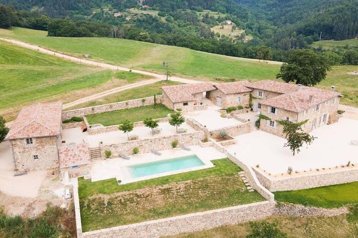 Location de vacances pour 15 personnes, avec vue ainsi que jardin et piscine, animaux acceptés à Désaignes - 2