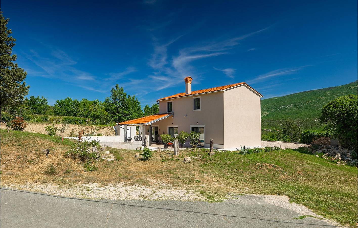 Spacieux appartement de deux chambres avec piscine près de la rivière Boljunčica in Kršan, Côte Est de l'Istrie