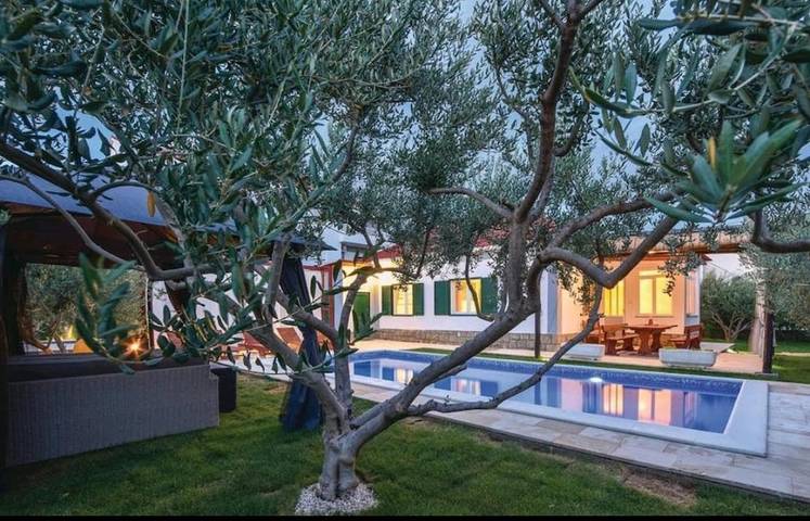 Villa pour 6 personnes, avec terrasse et piscine à Solin
