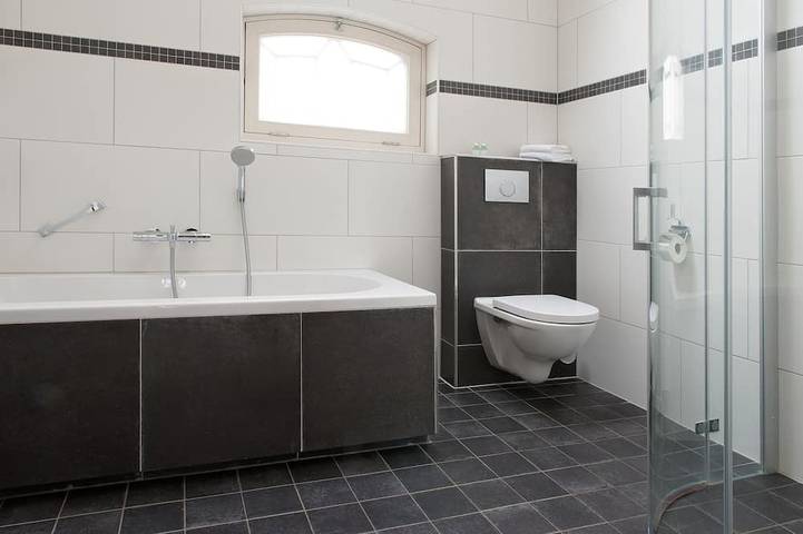 Ganze Wohnung, Vacation home with bath along the Utrecht Vecht in Groene Hart