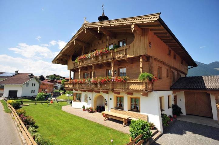 Privatzimmer für 4 Personen, mit Balkon und Terrasse sowie Garten und Ausblick