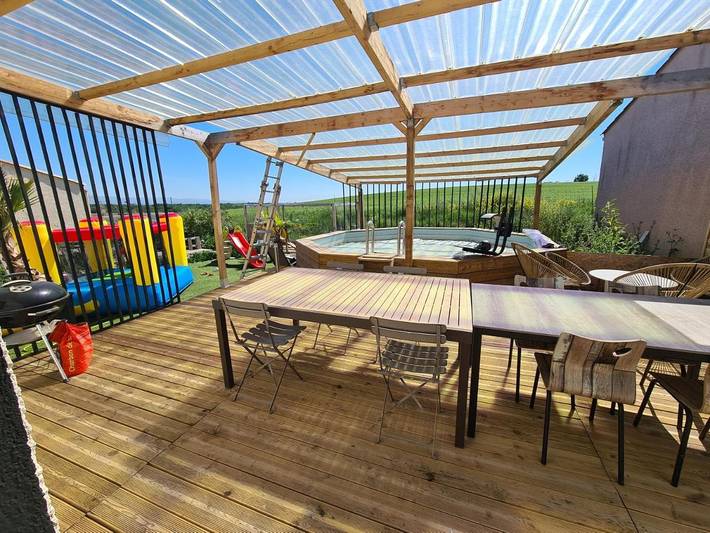 Location de vacances pour 8 personnes, avec Terrasse ainsi que Jardin et Piscine à Caux-et-Sauzens
