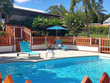 Gîte pour 3 personnes, avec piscine et terrasse à Sainte-Rose