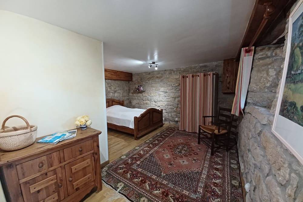Large family home with character in authentic Lozère village in Grèzes, Macizo Central