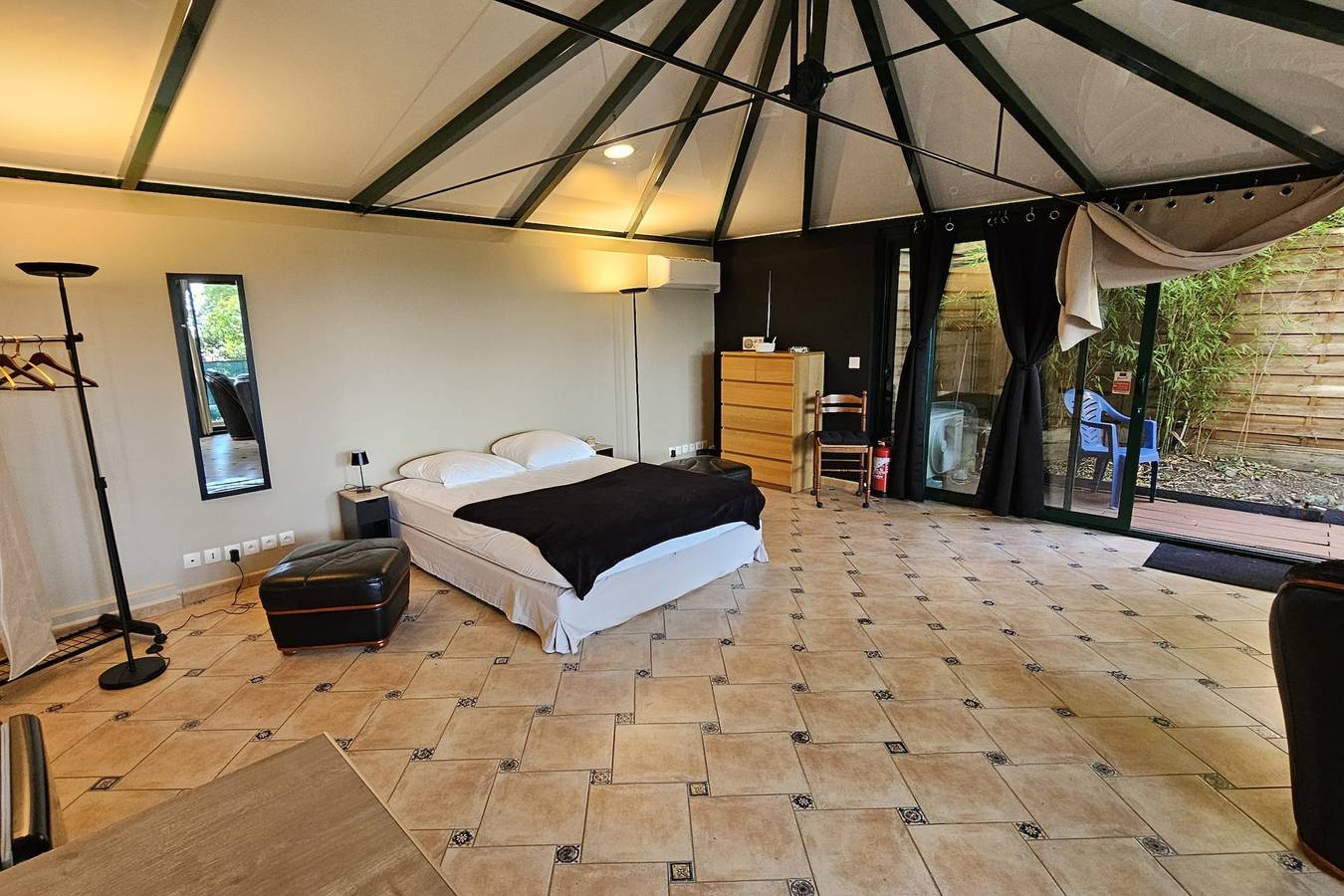 Appartement de vacances entier, Beau loft pour 2 avec jolie terrasse au calme in Meulan-en-Yvelines, Yvelines