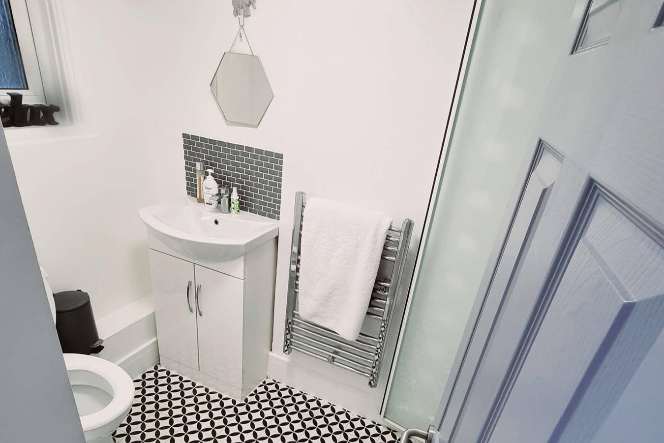 Entire holiday apartment, Apt - Sleeps 4/5 - Garden - Parking in Botany Bay, Kent