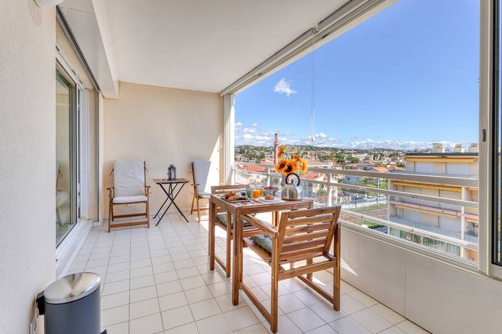 Holiday rental for 2 people, with pool and terrace as well as ocean view in Golfe-Juan