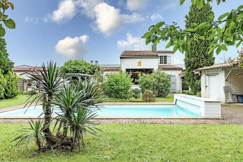 La Combe Aux Loups – Spacieuse Maison avec Piscine, Jardin et Terrasse à Marsac-sur-l'Isle in Marsac-sur-l'Isle, Périgord Blanc