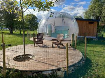 Tente pour 2 personnes, avec terrasse et vue ainsi que piscine et jardin dans le Cher