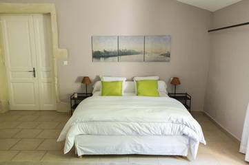 Gîte pour 3 personnes, avec piscine ainsi que jardin et vue, adapté aux familles à Colonzelle