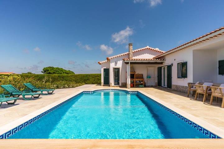 Villa para 6 pessoas, com piscina e vista e ainda vista para o lago and jardim, com animais de estimação em Aljezur