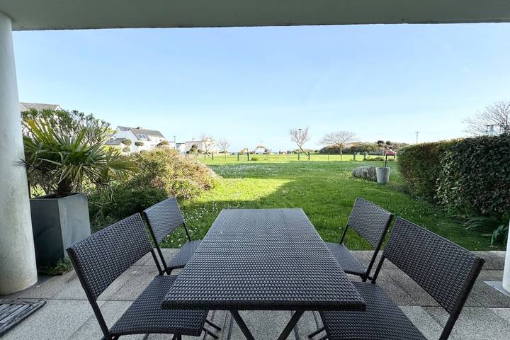 Entire apartment, Bel appartement face à la mer – Terrasse et jardin in Larmor-Plage, Côte des Mégalithes