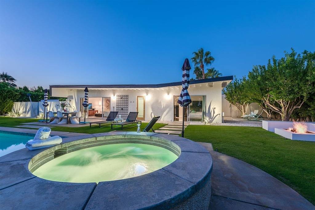 Sorgfältige Mitte des Jahrhunderts bietet modernen Komfort und Aussicht! in Palm Springs, Coachella Valley