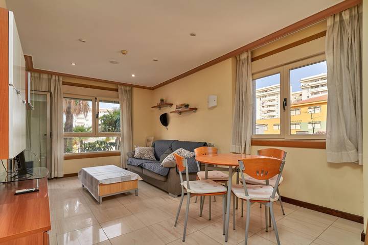 Entire apartment, Apartment "Mediterráneo El Real" with Mountain Views, Shared Pool and Wi-Fi in Los Boliches, Fuengirola