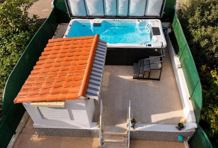 Gîte pour 4 personnes, avec jacuzzi ainsi que terrasse et piscine dans Saint-Roch - 2