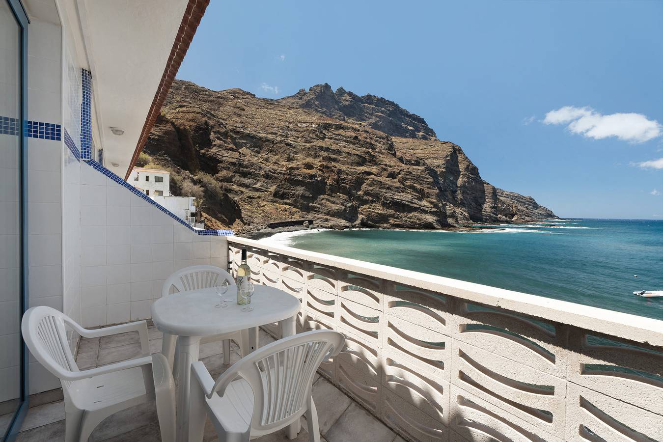 Ganze Wohnung, Apartment 'Playa Azul - 6' mit Meerblick, privater Terrasse und Wlan in Alojera, La Gomera