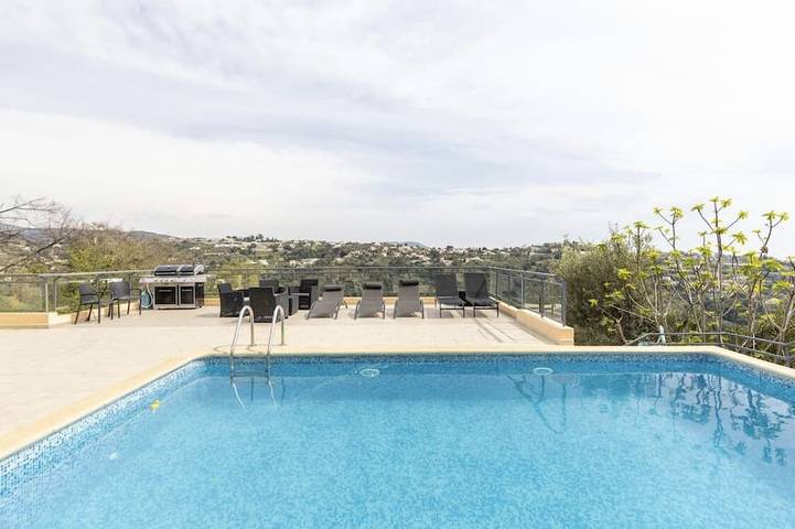 Villa for 11 personer, dyr tillatt i Nice