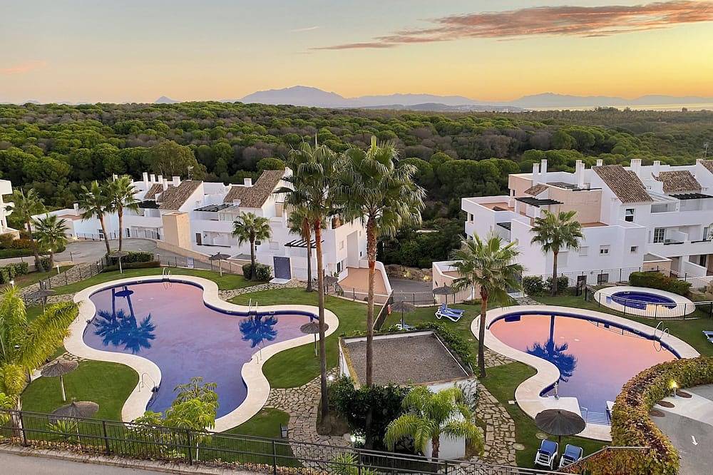 Apartamento entero, Un ático moderno (110 m2) con vistas al mar y a la piscina, 3 dormitorios y 2 baños. in La Alcaidesa, San Roque
