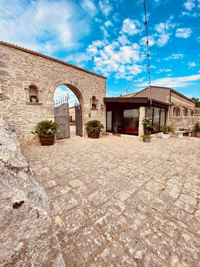 Rustico per 2 persone, con Terrazza e Giardino nonché Piscina e Panorama a Ragusa