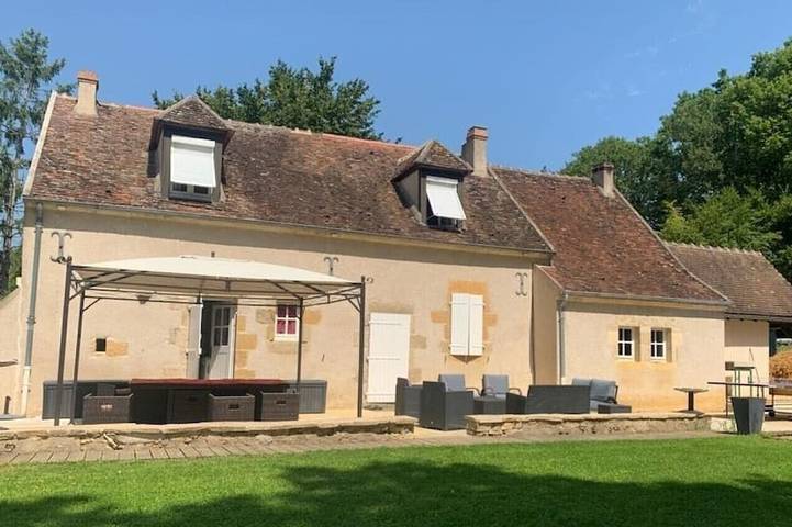 Gîte pour 8 personnes, avec jardin à Saint-Benin-d'Azy