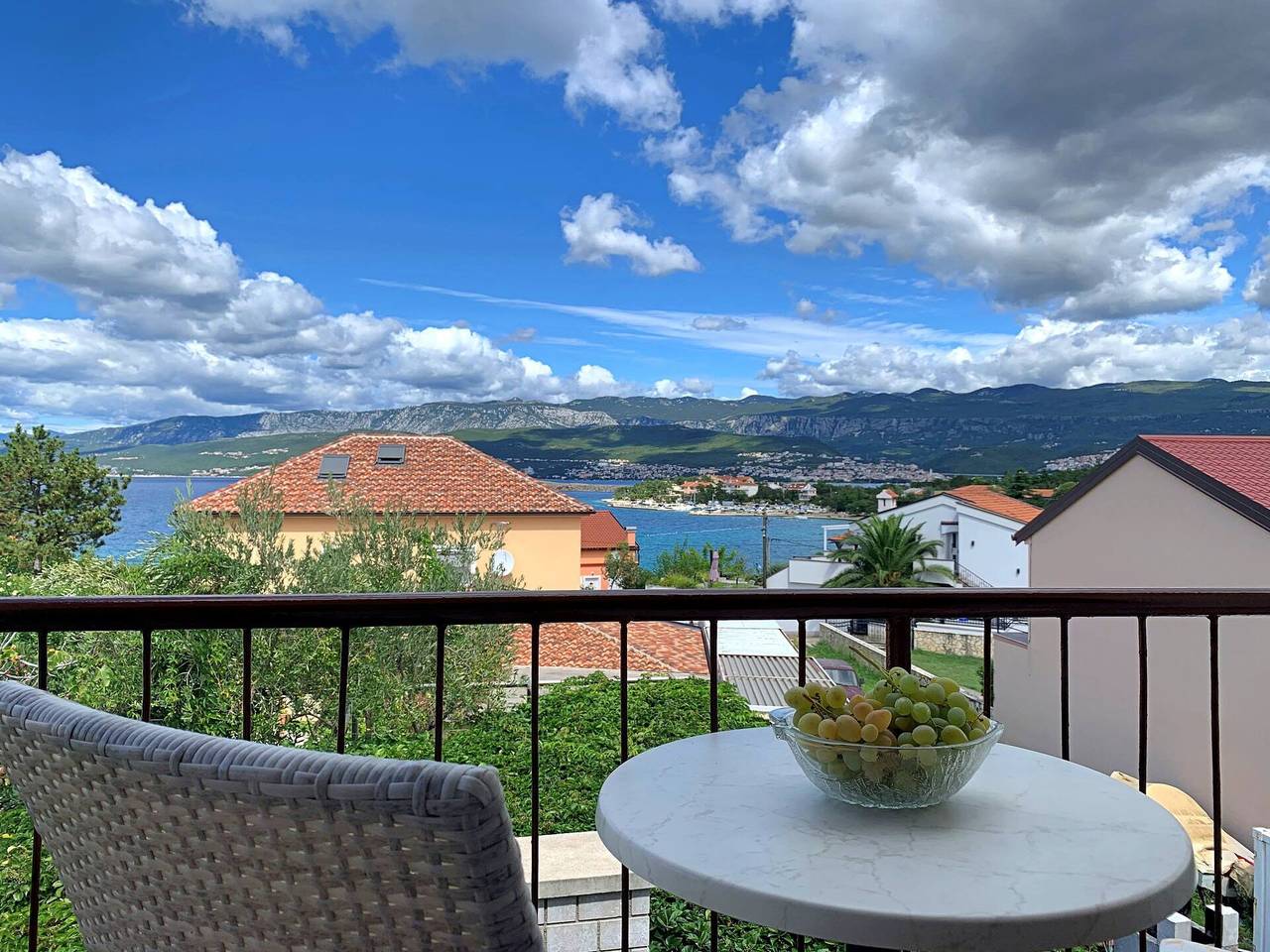 Ganze Wohnung, Apartment Nevenka - 130 m vom Meer und Strand entfernt, Meerblick, Balkon, Terrasse, Grill in Silo (Krk), Krk