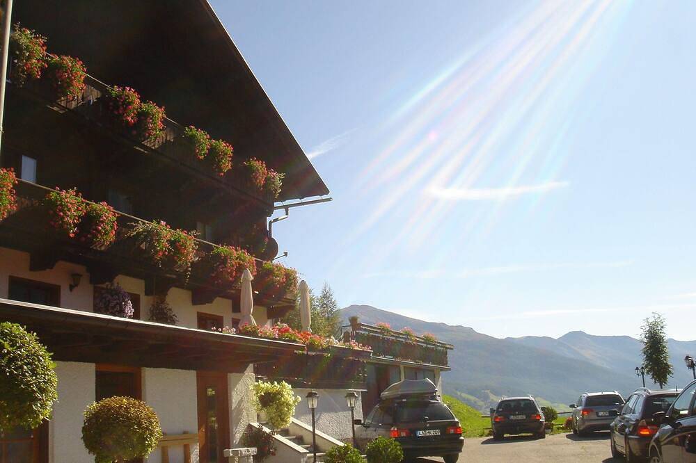 Ferienhof \"Oberer Gollmitzer\", 2,5 km oberhalb von Heiligenblut, ruhige, sonnige Lage, Glocknerblick in Heiligenblut, Bezirk Spittal an der Drau