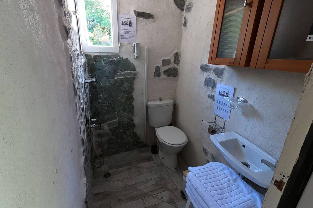 Ferienhaus-Panorama-Ensuite mit Dusche-Bergblick-Maison Maralpine in Roubion, Nizza und Umgebung